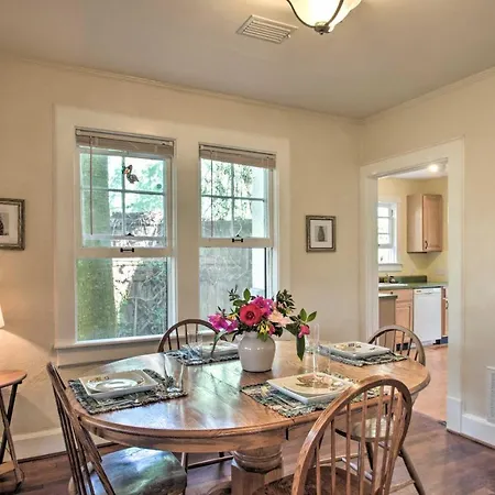 Colorful Pensacola Oasis 1 Block To Bayview Park! Villa