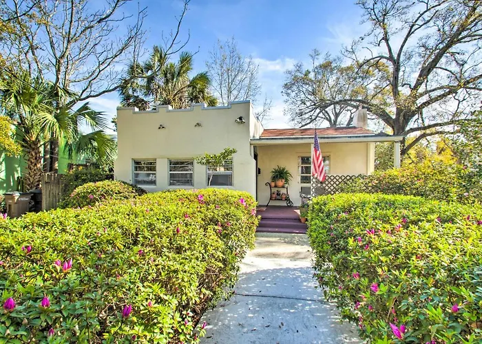 Colorful Oasis: 1 Block To Bayview Park! Holiday home Pensacola