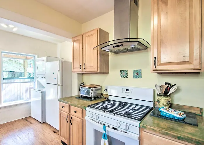 Colorful Oasis: 1 Block To Bayview Park! Pensacola