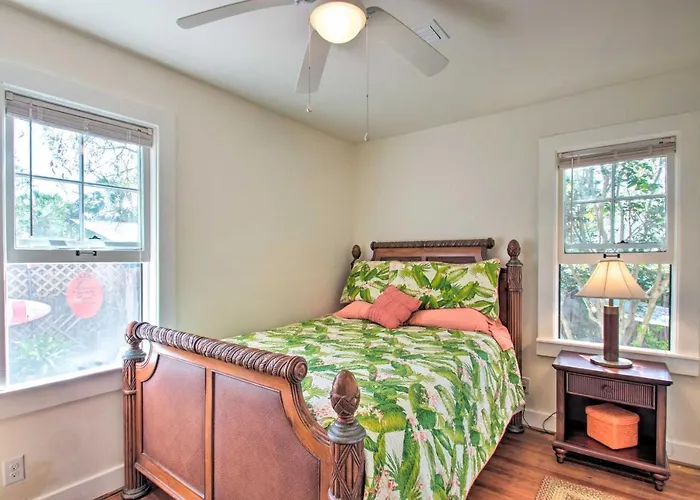 Colorful Oasis: 1 Block To Bayview Park! *