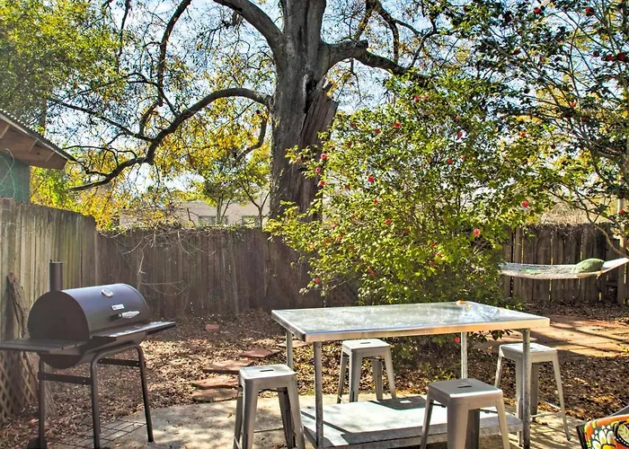 Holiday home Colorful Oasis: 1 Block To Bayview Park! Pensacola