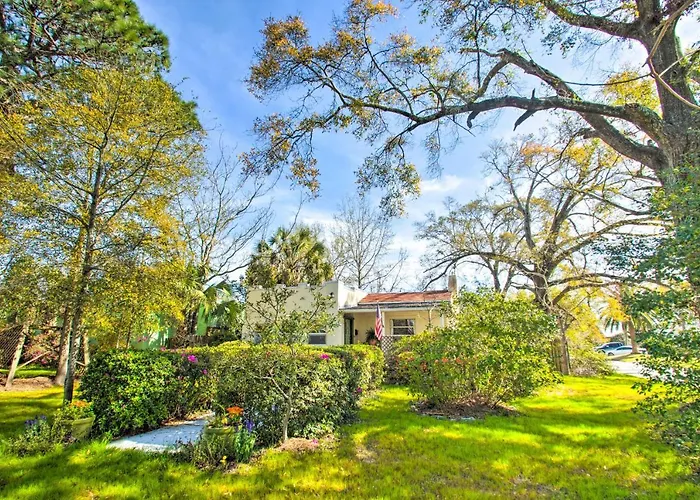 Colorful Oasis: 1 Block To Bayview Park! Holiday home Pensacola