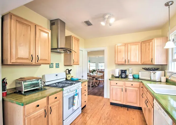 Colorful Oasis: 1 Block To Bayview Park! *