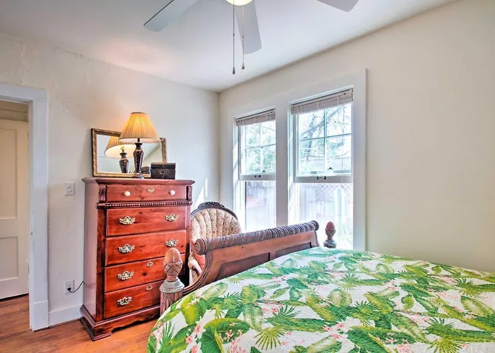 Colorful Oasis: 1 Block To Bayview Park! * Pensacola