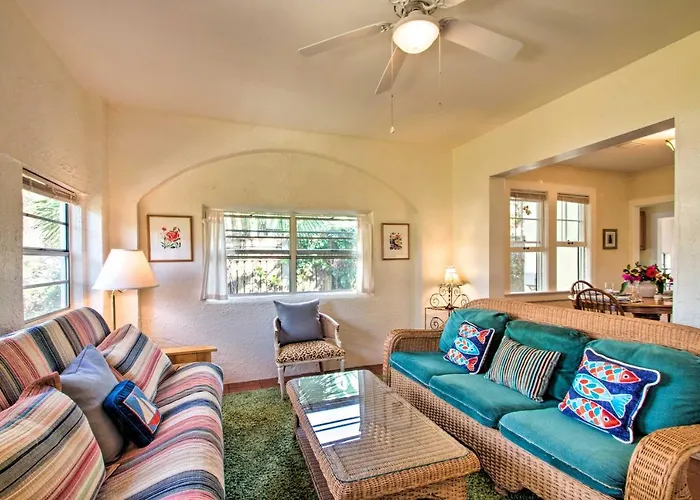 Colorful Oasis: 1 Block To Bayview Park! Pensacola