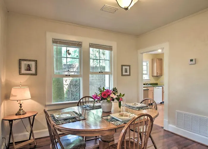 Colorful Oasis: 1 Block To Bayview Park! Holiday home