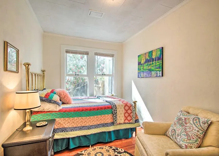 Colorful Oasis: 1 Block To Bayview Park! Pensacola