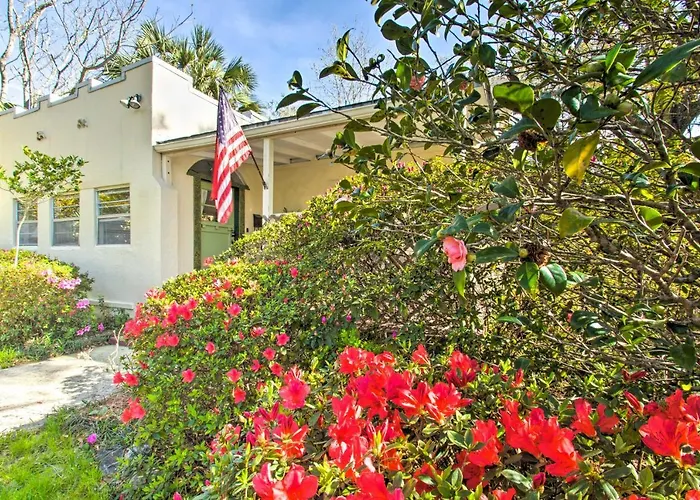 Colorful Oasis: 1 Block To Bayview Park! Holiday home Pensacola