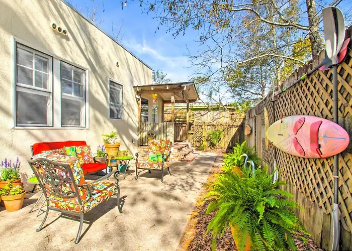 Colorful Oasis: 1 Block To Bayview Park! Holiday home