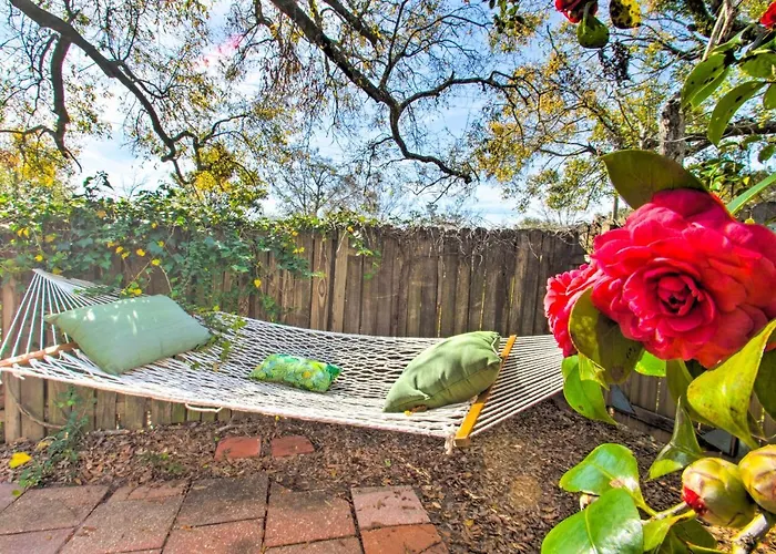 Colorful Oasis: 1 Block To Bayview Park! Holiday home Pensacola