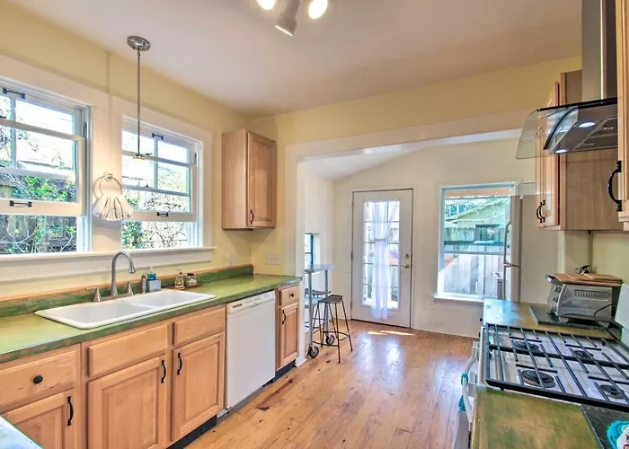 Colorful Oasis: 1 Block To Bayview Park! Holiday home *