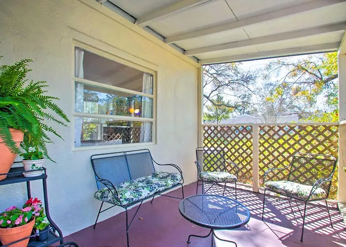 Colorful Oasis: 1 Block To Bayview Park! Pensacola