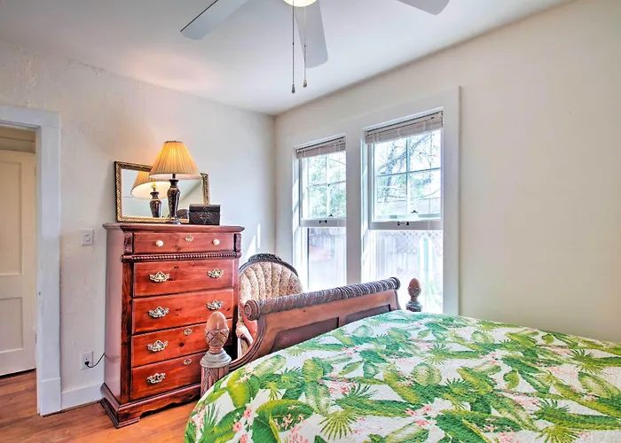 Colorful Oasis: 1 Block To Bayview Park! *
