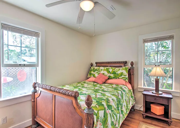 Colorful Oasis: 1 Block To Bayview Park! Holiday home *