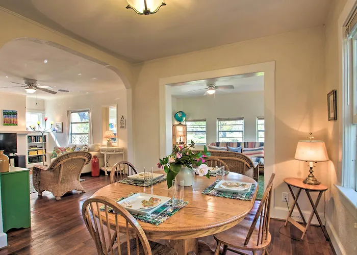 Colorful Oasis: 1 Block To Bayview Park! Holiday home Pensacola