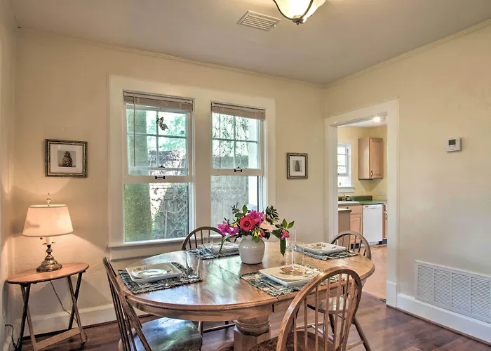 Colorful Oasis: 1 Block To Bayview Park! Pensacola