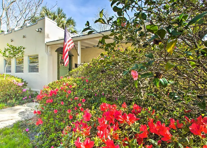 Colorful Oasis: 1 Block To Bayview Park! Holiday home Pensacola