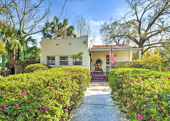 Colorful Oasis: 1 Block To Bayview Park! Holiday home Pensacola