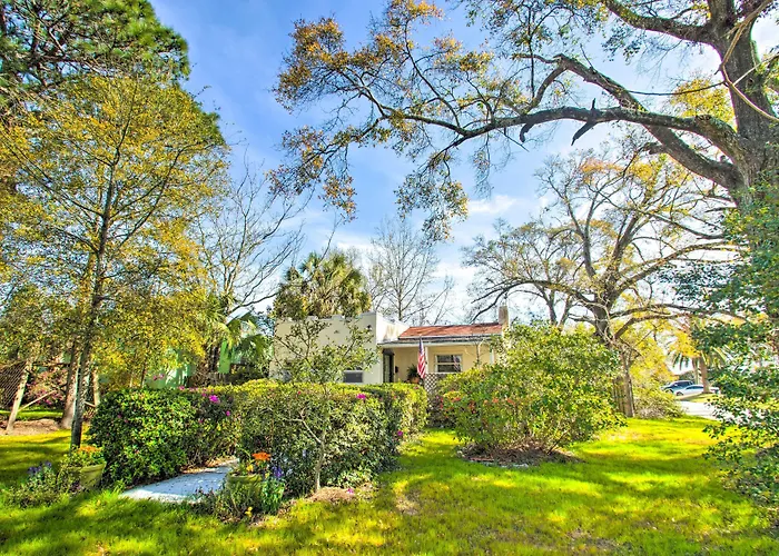 Colorful Oasis: 1 Block To Bayview Park! Holiday home