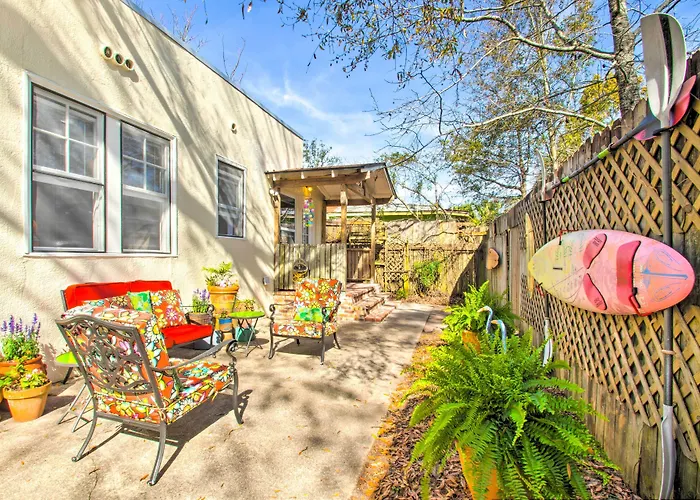 Colorful Oasis: 1 Block To Bayview Park! Holiday home *