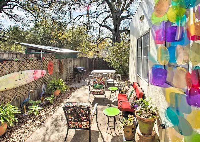 Colorful Oasis: 1 Block To Bayview Park! Holiday home