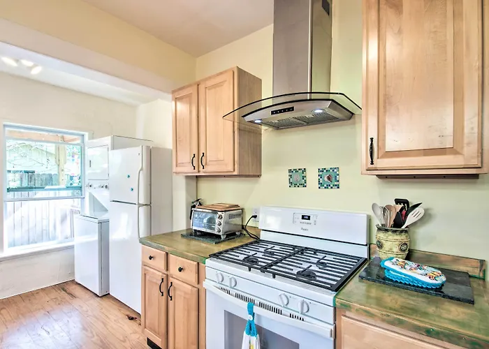 Holiday home Colorful Oasis: 1 Block To Bayview Park! *