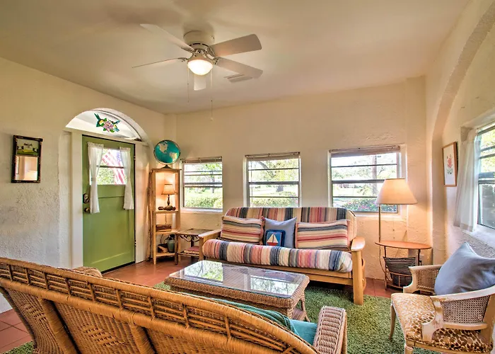 Colorful Oasis: 1 Block To Bayview Park! * Pensacola