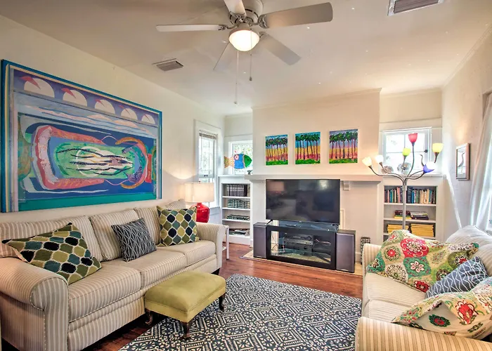 Colorful Oasis: 1 Block To Bayview Park! Holiday home Pensacola