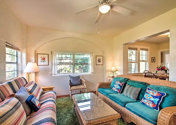 Colorful Oasis: 1 Block To Bayview Park! Holiday home